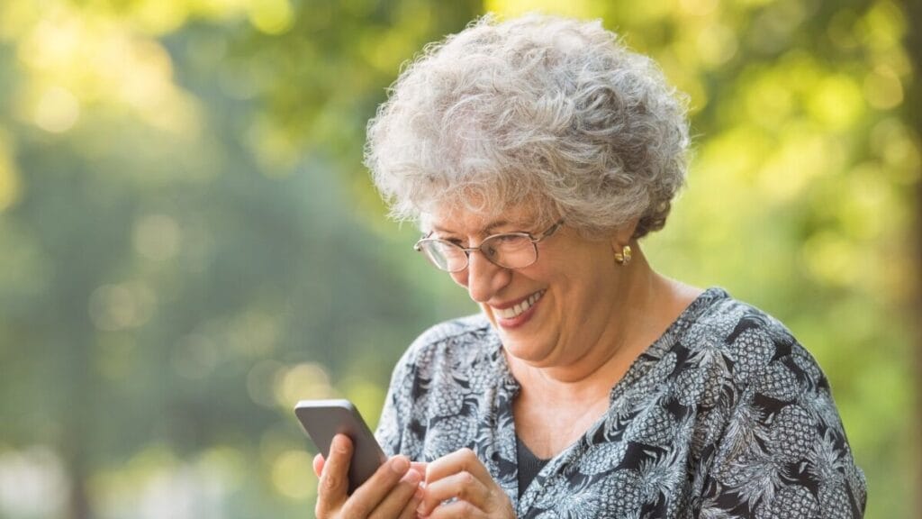 스마트폰을 즐겁게 사용하는 시니어
