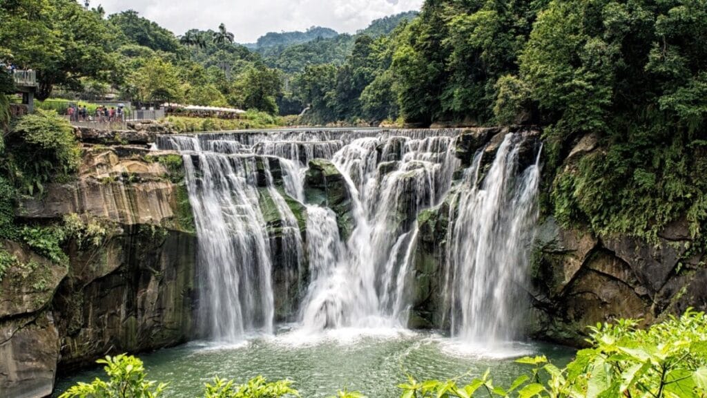 잉어가 올라 용이된 폭포